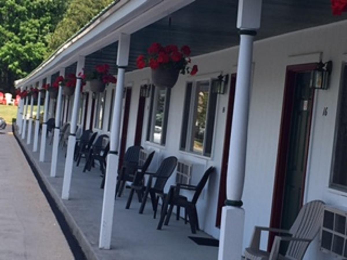 Rock Ledge Motel Alexandria Bay Exterior photo