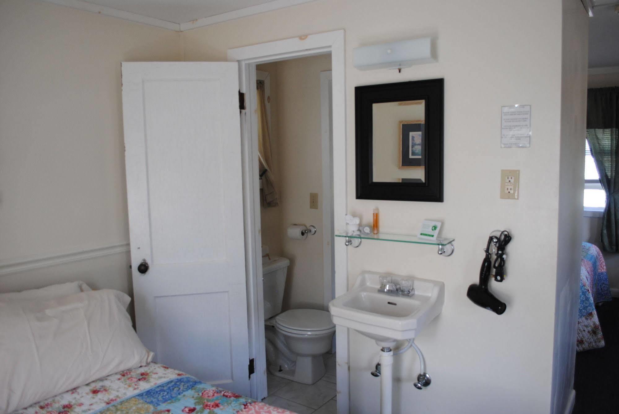 Rock Ledge Motel Alexandria Bay Exterior photo