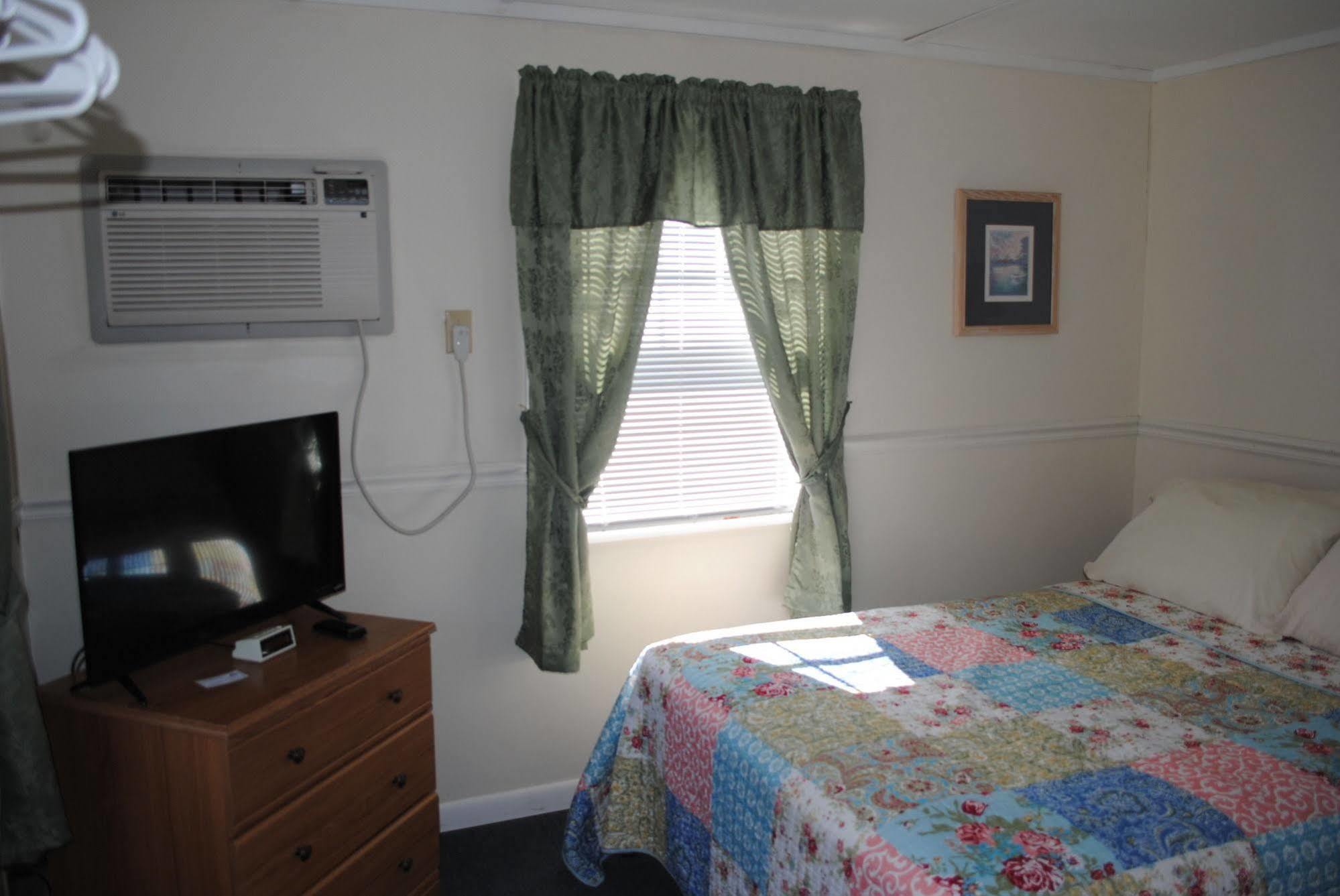 Rock Ledge Motel Alexandria Bay Exterior photo