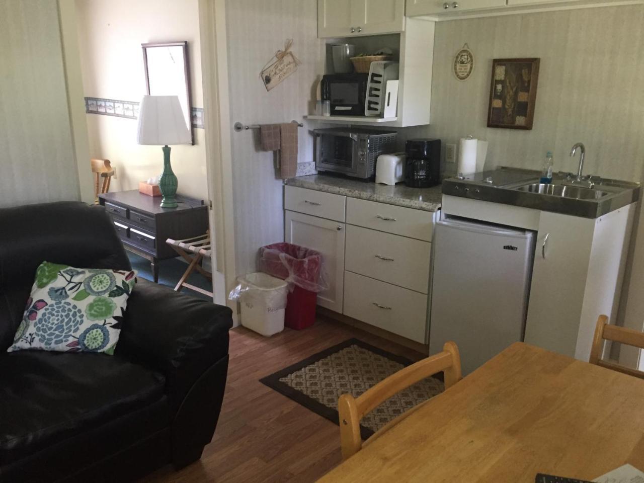 Rock Ledge Motel Alexandria Bay Exterior photo